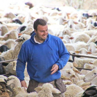 Alberto Fernández con sus ovejas en la explotación de Santa Colomba de Sanabria.-EL MUNDO
