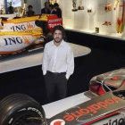 Fernando Alonso posa junto a algunos de los F-1 que ha pilotado a lo largo de sucarrera, en la inauguración de su museo-circuito.-Foto: EFE / ALBERTO MORANTE