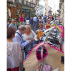 Viandantes buscando prendas en stock en uno de los burros de ropa en la calle Regalado.-MIGUEL ÁNGEL SANTOS/ PHOTOGENIC