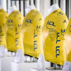 Una muestra de los jersey amarillos de la edición 2019.-ASO