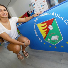 Eli Cesáreo posa con el escudo de su nuevo club durante su presentación.-J.M.LOSTAU