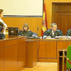 El acusado, O. A., a la izquierda, durante el juicio por agresión sexual, lesiones, maltrato y vejación.-LA 8