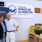 Almudena Fontecha (Grupo Norte) y Jesús Mediavilla(Banco de Alimentos).-EL MUNDO
