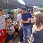 Óscar Puente conversa con un vendedor ambulante y su hijo, en el mercadillo del estadio.-El Mundo