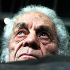 El poeta y escritor chileno Nicanor Parra posa en su casa, en Las Cruces (Chile), en agosto del 2001-/ MARIO RUIZ (EFE)