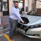 Daniel Pérez, director de Operaciones, carga un coche eléctrico en Palencia.-MANUEL BRÁGIMO