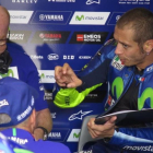 Valentino Rossi, a la derecha, volverá a verse mañana, en Misano, con su técnico, Silvano Galbusera-EMILIO PÉREZ DE ROZAS