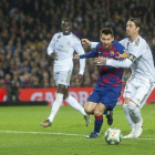 Messi y Sergio Ramos pelean por un balón.-JORDI COTRINA