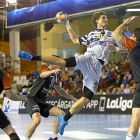 Acacio Marqués lanza a portería delante de Mouriño en el partido de ida en León.-JESÚS F. SALVADORES