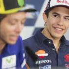 Marc Márquez mira y sonríe ante las palabras de Valentino Rossi.-MIRCO LAZZARI