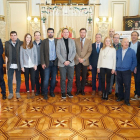 Foto de familia de los galardonados y autoridades  en los Premios Fotografía Deportiva y Relatos Cortos Deportivos.-EM