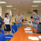 La concejala María Sánchez y el gerente de AquaVall conversan con los trabajadores en la sede de la empresa.-E.M.