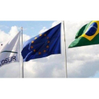 Banderas de Brasil, la Unión Europea y el Mercosur.-