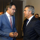 El presidente de la Diputación de León, Juan Martínez Majo, recibe a los representantes de la Federación Leonesa de Empresarios (Fele). Junto a él, el presidente de la federación, Javier Cepedano.-ICAL