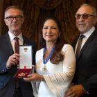 Gloria Estefan junto a su marido, Emilio Estefan (derecha), y el ministro de Cultura y Deporte, José Guirao, recogiendo la Medalla de Oro de las Bellas Artes. /-AFP