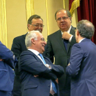 Juan Vicente Herrera conversa con otros presidentes autonómicos en el acto celebrado en el Congreso.-ICAL