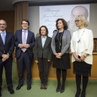 En el centro, la viuda de Pérez Millán,Lola Morán, flanqueada por Javier Iglesias, Mañueco, Cirac y Maite Conesa.-ICAL