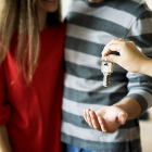 Una pareja joven obtiene la llave de su vivienda. PQS / CCO