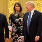 El presidente de China, Xi Jinping, y su mujer, Peng Liyuan, con Donald Trump y Melania, en Pekín.-AFP / JIM WATSON