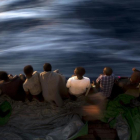 Inmigrantes rescatados a bordo del Golfo Azzurro, la embarcación de la oenegé Proactiva Open Arms.-AP / EMILIO MORENATTI
