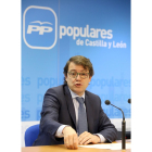 El presidente del PP de Castilla y León, Alfonso Fernández Mañueco, analiza el Proyecto de Ley de Presupuestos de la Comunidad para 2017 aprobado por la Junta-Rubén Cacho / ICAL