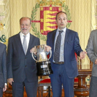 Javier León de la Riva y José Antonio Garrote con la Copa, flanqueados por Alfredo Blanco y Narciso Suárez en el Ayuntamiento-J. M. Lostau