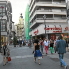 La gente pasea por la calle Santiago de Valladolid.