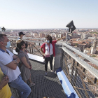 Un grupo de turistas observa Valladolid desde la torre de la Catedral. PHOTOGENIC / PABLO REQUEJO