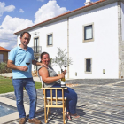 Miguel y Ana, en su bodega-alojamiento de Vermiosa, en Portugal.-ARGICOMUNICACIÓN