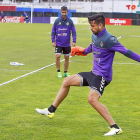 Álex Pérez intenta llegar a un balón ante Míchel, durante el entrenamiento de ayer-J.M. Lostau