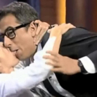 Andreu Buenafuente, en un comprometido momento con la niña de Shrek (Silvia Abril) durante su programa 'Late Motiv' (canal #0). Un ejemplo de 'improvisación' ideada por los guionistas del 'show'.-