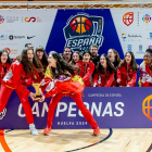 Castilla y León, liderada por Amelia Alonso, levanta el trofeo de campeón de España infantil femenino.  / FEB