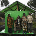 Un grupo de pigmeos en la localidad de Mobambiro, cerca de Goma.-AFP / JOSE CENDON