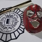 Imagen de la máscara y la barra metálica interceptada a un menor de edad.-POLICIA MUNICIPAL