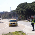 Un agente de la Guardia Civil indica a un vehículo que pare tras un control de velocidad.-ICAL