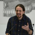 El secretario general del Podemos, Pablo Iglesias, en una rueda de prensa.-Foto: AFP / PIERRE-PHILIPPE MARCOU