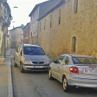 Dos coches coinciden en un tramo estrecho de la travesía de Castromonte.-A.C.