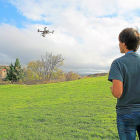 Alberto Gaspar Martín con un dron en campo, instrumento cada vez más utilizado en la agricultura de precisión para que el sector agrario optimice todos los recursos.-E.M.