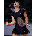 Carla Suárez, eufórica tras batir a Venus Williams en cuartos de final del torneo de Miami.-Foto: AFP / AL BELLO