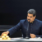 Nicolas Maduro tiene que recurrir a las reservas de oro para tener ingresos tras las sanciones de EEUU.-REUTERS