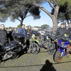 Moteros de Valladolid acudieron a reservar sitio en el pinar y elegieron la moto para tomar contacto con la zona de acampada.-J.M.LOSTAU
