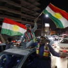 Ciudadanos kurdos celebran la victoria del sí en el referéndum del pasado 25 de septiembre en Erbil.-EFE / MOHAMED MESSARA