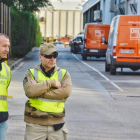 Agentes de la Guardia Civl en la sede de Unipost en LHospitalet el pasado mes de septiembre.-FERRAN SENDRA