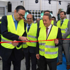 El presidente de Europac (José Miguel Isidro) junto al embajador de España en Marruecos corta la cinta inaugural de la fábrica de embalaje de Europac en Tánger (Marruecos)-ICAL