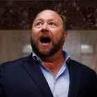 El ultraconservador Alex Jones, cuyas cuentas han sido expulsada de Twitter, Facebook, Youtube y otras páginas web.-JIM BOURG (REUTERS)