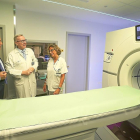 Antonio María Sáez Aguado, acompañado por médicos del Clínico, durante su visita al nuevo TAC.-ICAL