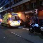 La ambulancia atiende a la mujer herida en la calle Juan de Juni.-POLICÍA VALLADOLID