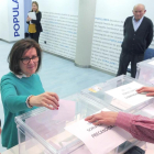 La presidenta del PP de Soria, Mar Angulo, vota en la sede soriana-ICAL