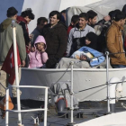 Refugiados llegan al puerto de Dikili, en Esmirna (Turquía), este miércoles.-EFE / TOLGA BOZOGLU