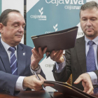 Javier Lacalle, durante la firma ayer de un convenio con director de Cajaviva, RamónSobremonte.-SANTI OTERO